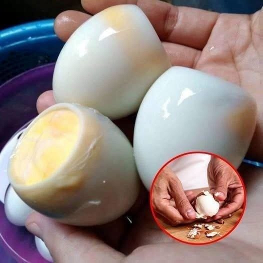 Doctors W.arn: This Common Way of Eating Boiled Eggs Can Clog Your Arteries